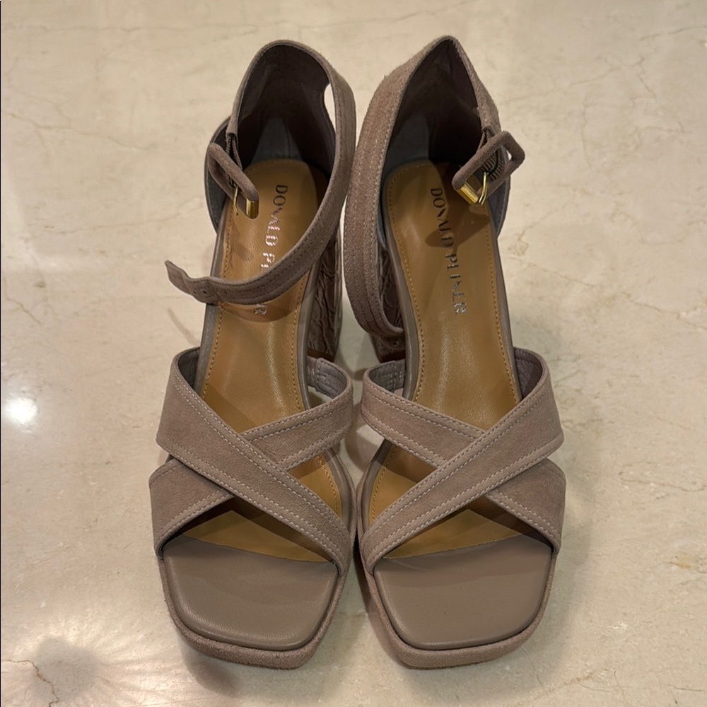 Double Zero Tan Heeled Sandals with Crisscross Straps